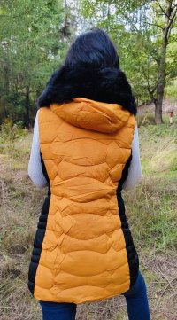 Dámská hořčično-černá luxusní prodloužená vesta s kapucí a honosným kožíškem. Velikost S,M,L,XL,2XL
