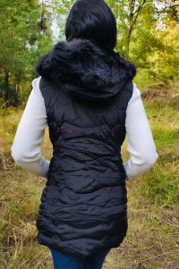 Dámská luxusní černá prodloužená vesta s kapucí a honosným kožíškem. Velikost S,M,L,XL,2XL